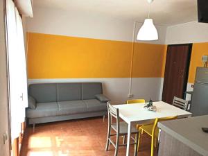 Casa Prati في مارينا دي سيسينا: غرفة معيشة مع أريكة وطاولة