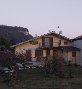 a house with a hill in the background at casa relax in Laveno-Mombello