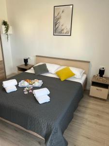 een slaapkamer met een bed met twee borden eten erop bij Apartman Ana in Crno