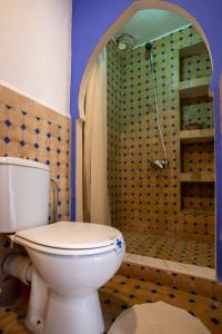 La salle de bains est pourvue d'une douche et de toilettes. dans l'établissement Hotel Casa Miguel, à Chefchaouen