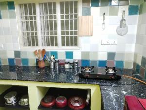 Een keuken of kitchenette bij Villa Blossom, Near Serenity Beach