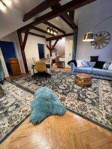sala de estar con sofá azul y alfombra en Comfort Zone Ostróda Villa Apartment C en Ostróda