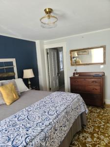 מיטה או מיטות בחדר ב-Benjamin F. Packard House Bed and Breakfast