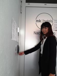 een vrouw staat voor een deur bij mk | hotel münchen city in München
