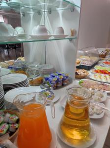 stół wypełniony talerzami i miskami z jedzeniem w obiekcie Pensjonat Wioletta w mieście Ostrołęka