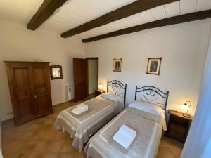 a bedroom with two beds in a room at La Luna di Mezzanotte in Fratta Todina