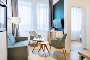 a living room with a couch and chairs and a table at Ferienapartments am Krusespeicher Ferienapartments am Krusespeicher 3-35 in Wismar