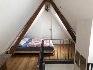 a bedroom with a bed in the attic at Ravenna Lodge in Breitnau