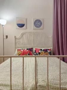 een slaapkamer met een wit bed en paarse gordijnen bij Familienfreundliches Apartment im Zentrum für Geschäftsreisen und privat in Dresden