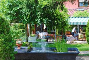 Фотография из галереи l'Auberge des Gourmets Hôtel Restaurant в городе Le Vaudioux