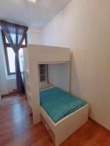 a white bunk bed in a room with a window at Familienfreundliches Apartment im Zentrum für Geschäftsreisen und privat in Dresden