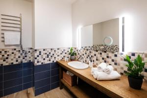 un baño con lavabo y espejo en Riga Riverside Spacious One Bedroom Apartment, en Riga 29 fotos más