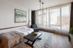 En sittgrupp på Riga Riverside Spacious One Bedroom Apartment