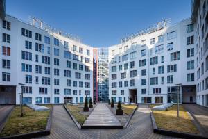 Un patio en medio de dos edificios en Riga Riverside Spacious One Bedroom Apartment, en Riga