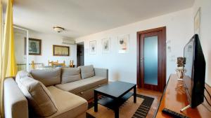 un soggiorno con divano e tavolo di PANORAMIC apartment a Bardolino