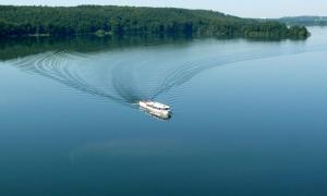 un barco en medio de un lago en Hotel Seerose Bad Malente, en Malente