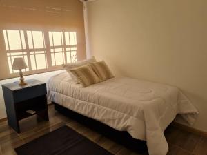 モンテビデオにあるCasa Carrascoの小さなベッドルーム(ベッド1台、窓付)