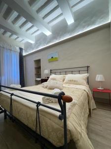 a bedroom with a large bed in a room at Pienzalettings in Pienza