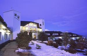 un edificio con nieve delante de él por la noche en Hotel Ushuaia, en Ushuaia