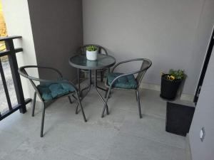 une table, deux chaises et une table avec une plante dans l'établissement Apartma Uhanje pri Božičevih, à Ajdovščina