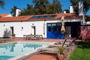 a villa with a swimming pool and a patio at Herdade das Onzenas de Cima in Couço +61 photos