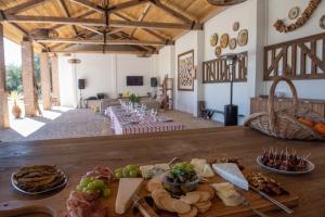 una mesa con comida en la sala de estar en Herdade das Onzenas de Cima, en Couço