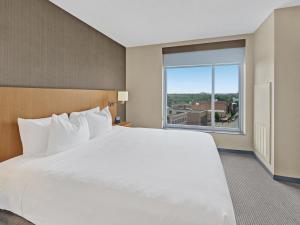 Postel nebo postele na pokoji v ubytování Hyatt Place Champaign/Urbana