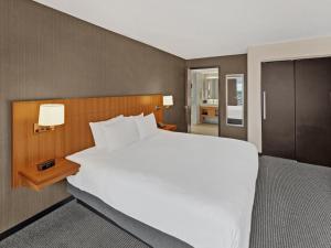 Postel nebo postele na pokoji v ubytování Hyatt Place Champaign/Urbana