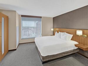 Postel nebo postele na pokoji v ubytování Hyatt Place Champaign/Urbana