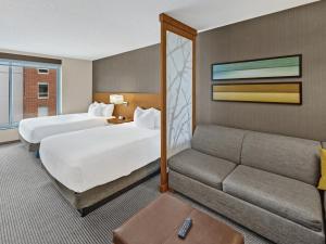 Postel nebo postele na pokoji v ubytování Hyatt Place Champaign/Urbana