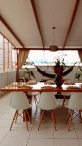 un comedor con mesa, sillas y un barco en Piccolo Bed & Breakfast en Tarapoto