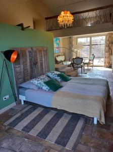 una camera da letto con un letto grande e un soggiorno di Mas Luis Alvarez a La Capelle-et-Masmolène