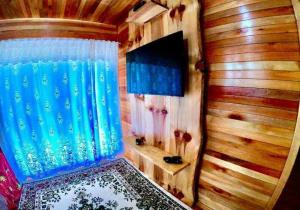 Habitación con ducha con cortina azul en Casa de Campo Machado, en Urubici
