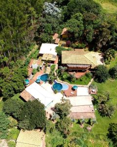 an aerial view of a house with a swimming pool at Estância Peti in Barão de Cocais