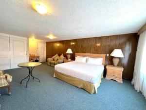 托卢卡梅特佩克精品生物酒店的一间酒店房间，里面有一张床和一张沙发