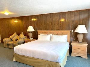 a bedroom with a bed and a couch and two lamps at Biohotel Boutique Metepec in Toluca