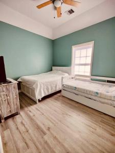 Postelja oz. postelje v sobi nastanitve Sunny Delight - Sleeps 10 - Generous Space!