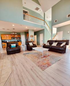 Predel za sedenje v nastanitvi Sunny Delight - Sleeps 10 - Generous Space!