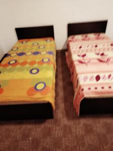 two beds sitting next to each other in a room at camera cu baie in Timişoara