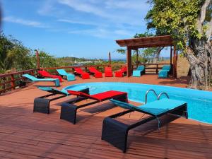 Bazén v ubytování Hotel and Dive Center Roatan Yacht Club nebo v jeho okolí