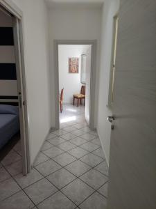 um corredor com uma porta que leva a um quarto em Ponente em Donnalucata
