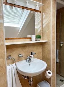 un baño con lavabo y espejo en Holiday Home Adriatic Pearl, en Dubrovnik 27 fotos más