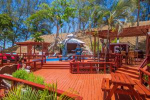 Bazén v ubytování Hotel and Dive Center Roatan Yacht Club nebo v jeho okolí