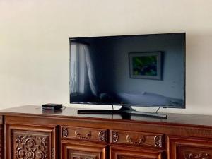 Televízia a/alebo spoločenská miestnosť v ubytovaní VILLA COLIBRI