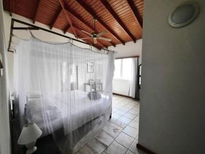 Posteľ alebo postele v izbe v ubytovaní VILLA COLIBRI