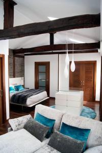un soggiorno con divano e letto di Casa Limón UVT01106 a Huarte