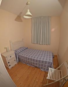 a small bedroom with a bed and a window at Casa Rural Guadiela in San Pedro Palmiches