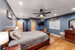 Un dormitorio con una cama y un ventilador de techo. en Dynasty Palace, en Hendersonville