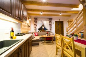 Kuchnia lub aneks kuchenny w obiekcie DW KINGA & DOMKI na Granicznej z jacuzzi