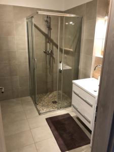 A bathroom at Ádám Guesthouse I.